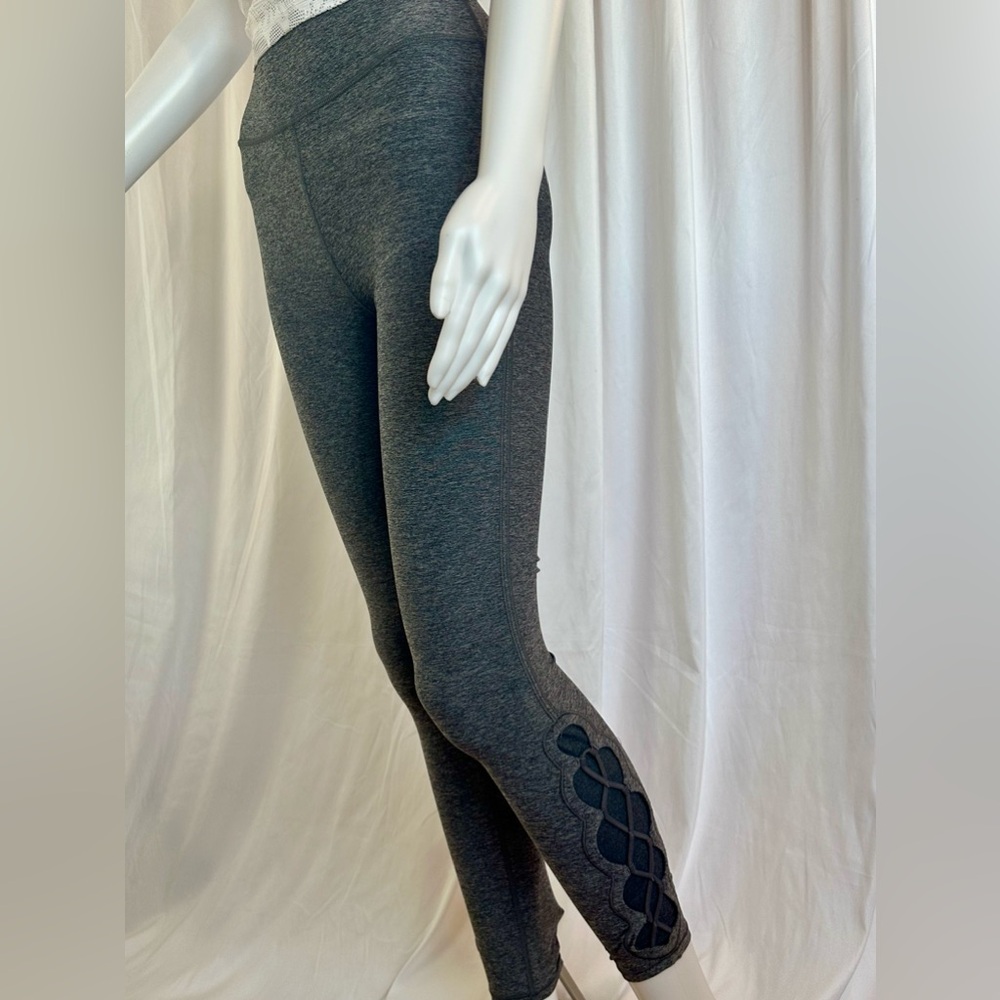 LULULEMON Women’s High Waisted 7/8 Length Gray Leggings w Lower Leg Detail - 6